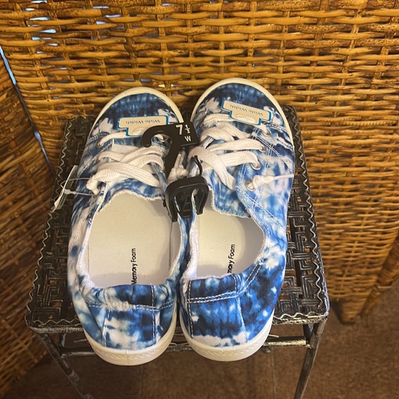 🙂 5/$10 Time and Tru Memory Foam Blue Tie Dye Slip On Sneakers - Picture 3 of 4